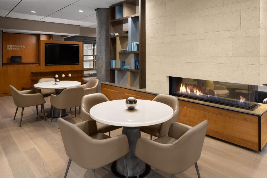 Posezení v ubytování Courtyard by Marriott Seattle Bellevue/Downtown