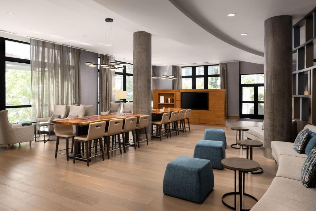 Posezení v ubytování Courtyard by Marriott Seattle Bellevue/Downtown