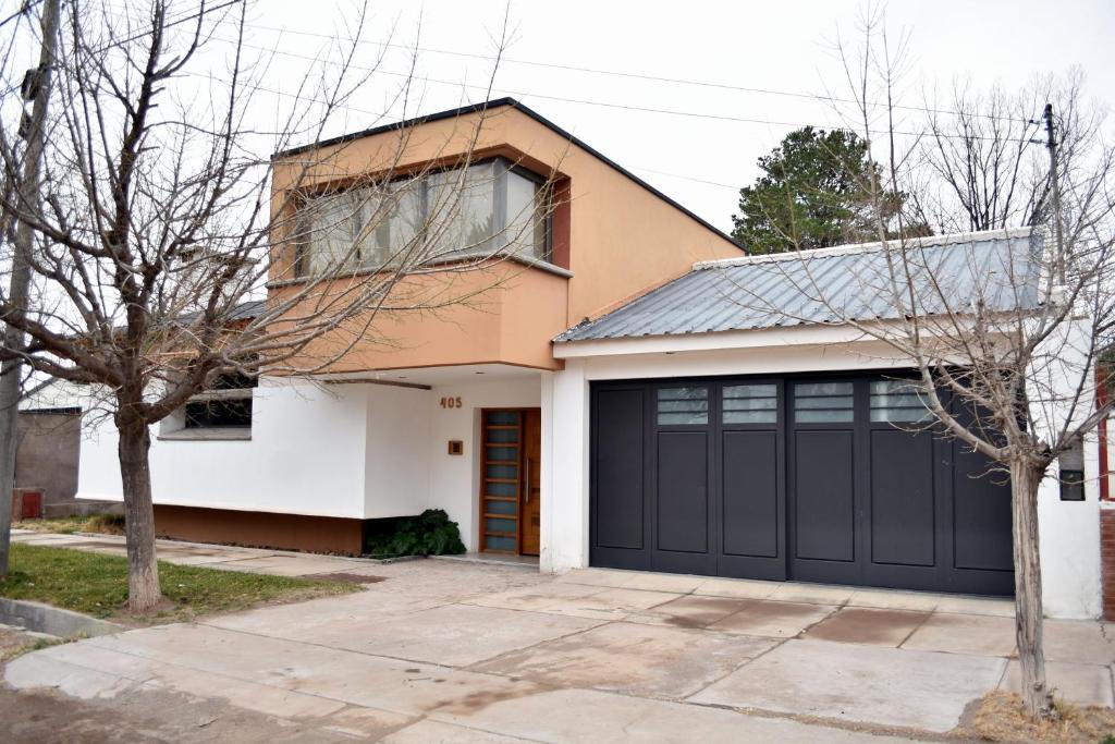 a house with a black garage door at Refugio Andino in Malargüe