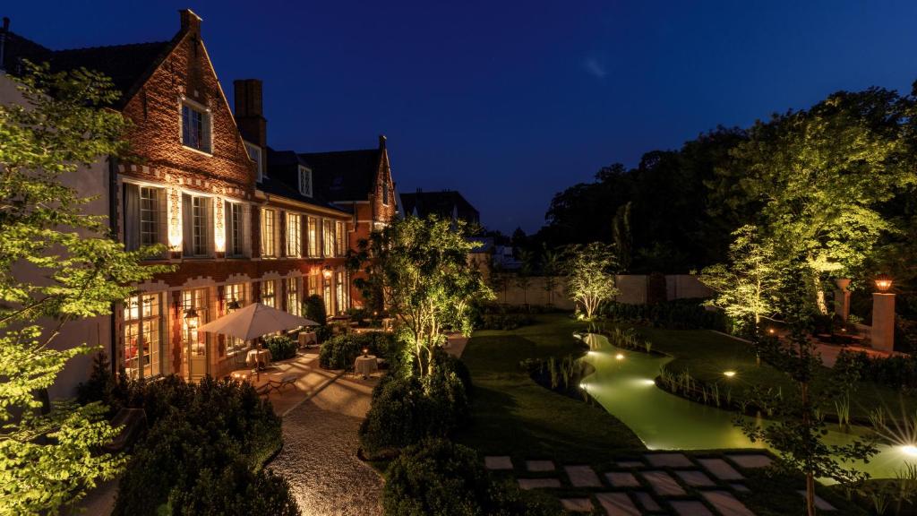 una vista aérea de una casa con jardín por la noche en The Notary en Brujas