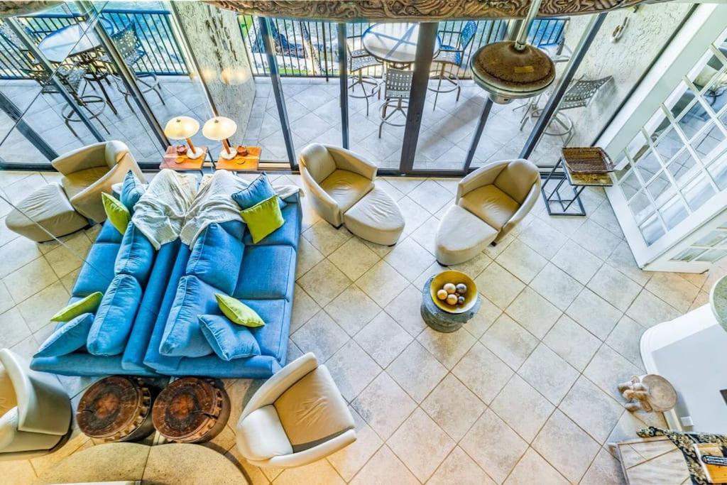 Posezení v ubytování The Noniluna Two - Sleeps 9 plus Pack N Play