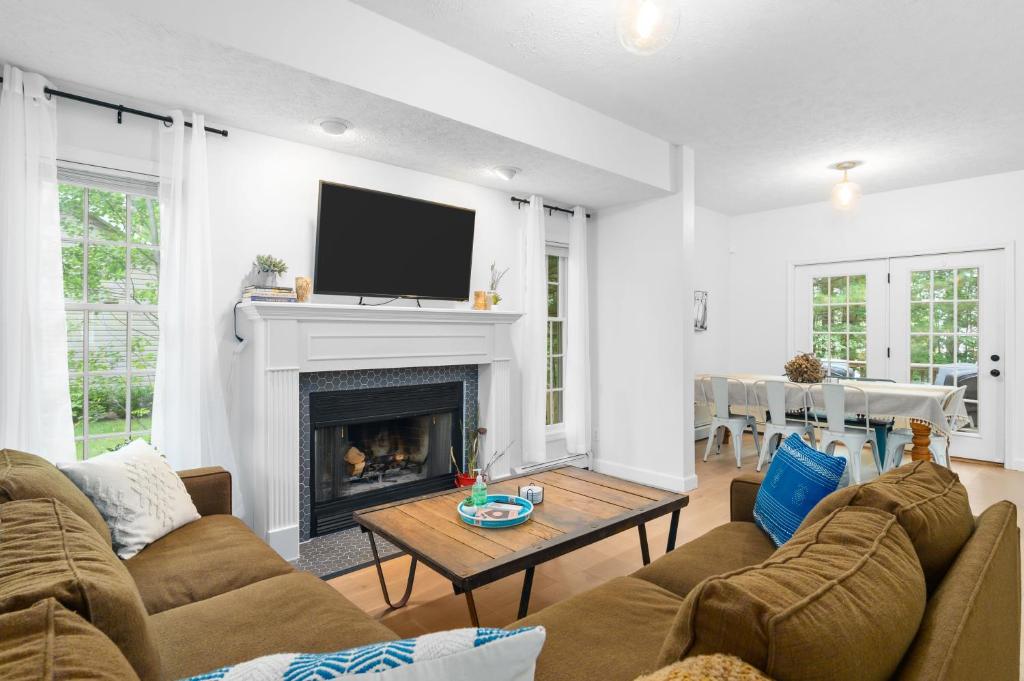 sala de estar con 2 sofás y chimenea en Gorogeous Chic 2BDR Renovated Home near Downtown Sleeps 6 843, en Traverse City