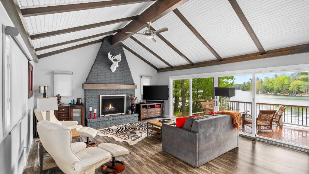 Beautiful 3BDR Lakefront Holiday Home on Spider Lake 429, Traverse City