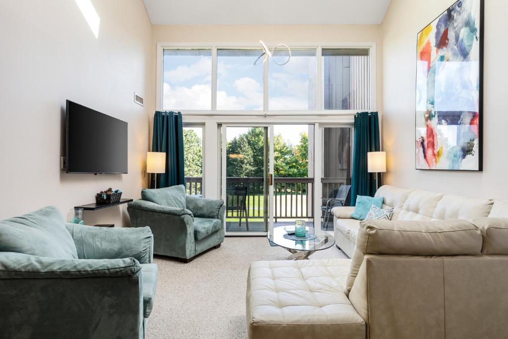 Picture of Beautiful 2BDR Loft Suite at Golf Course Condo 5549, Traverse City ...