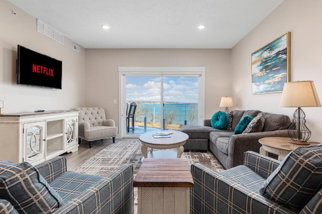 Luxury Downtown 2BDR Lake View 1st Floor Condo on West Bay 104E, Traverse City (updated prices 2024)