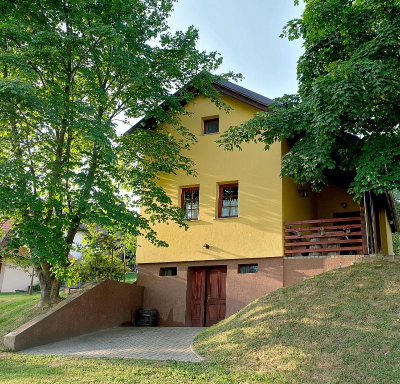 多布羅尼克的住宿－Počitniška hiša Car，前面有一棵树的黄色房子