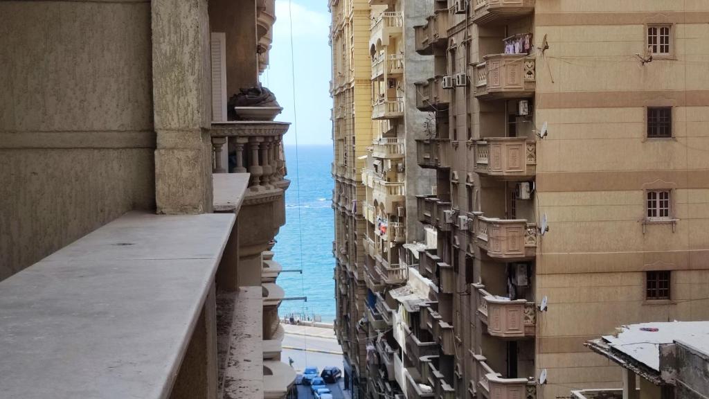شقق العصافرة الفندقية في الإسكندرية: اطلالة من الشرفة على مبنى شقق