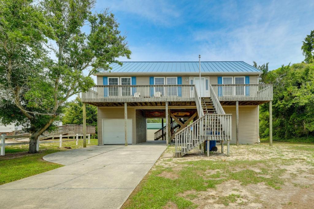 uma casa com uma escada que leva até um deque em Coastal Emerald Isle Retreat with Deck and Grill! em Emerald Isle