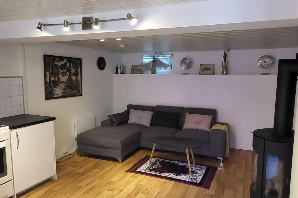 sala de estar con sofá y mesa en Central and Large cosey apartment, en Stavanger