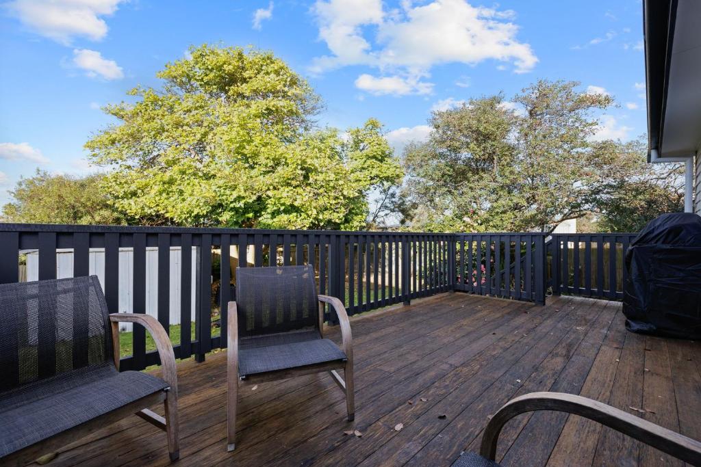 A balcony or terrace at Broadwater Coastal Cottage