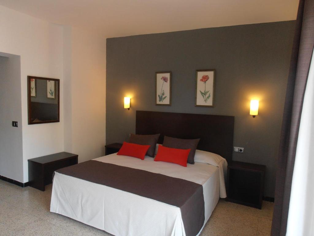 Postel nebo postele na pokoji v ubytování Hotel Marblau Tossa