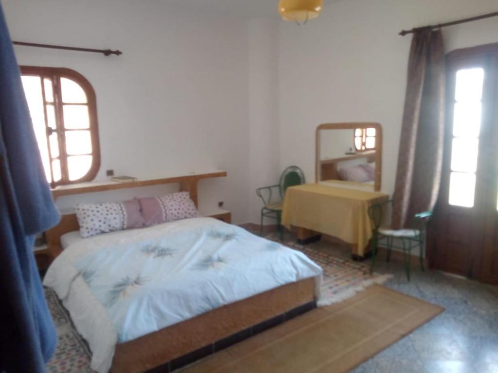 sypialnia z łóżkiem i lustrem w obiekcie Amsa aqua villa w mieście Tetuan