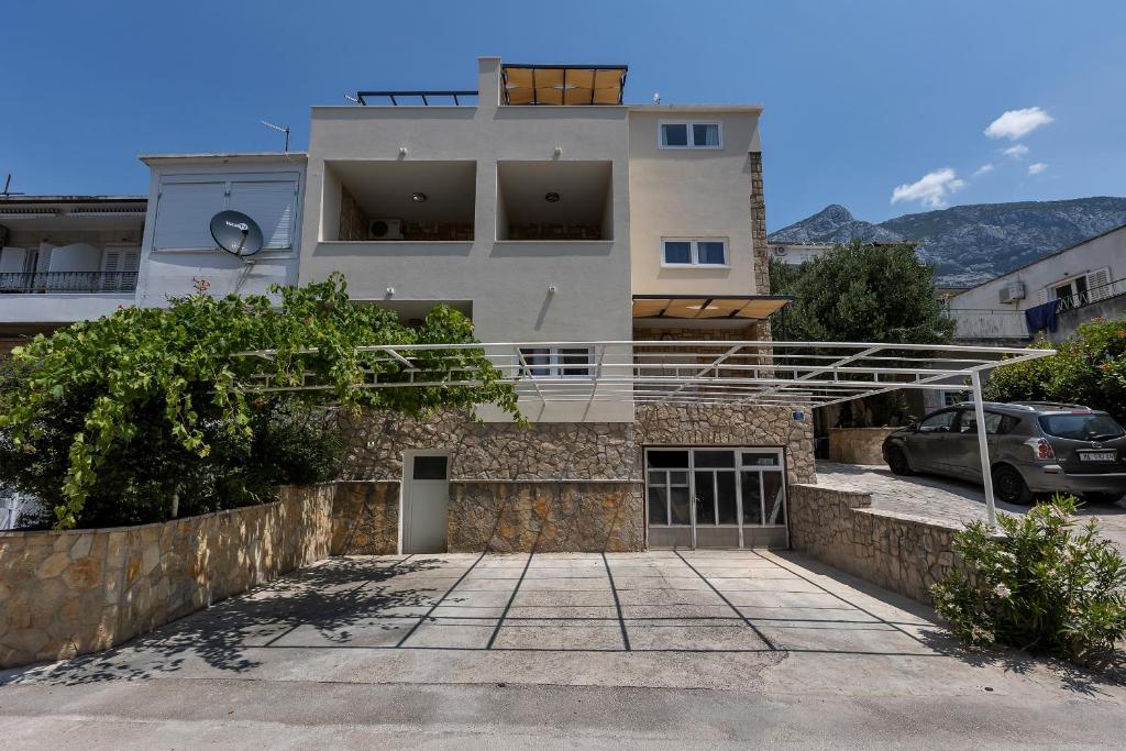 Apartments with parking space Makarska - 21544