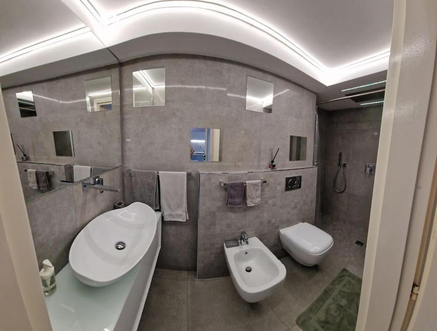 een badkamer met een wastafel en een toilet bij Le 4 stagioni, appartamento in Villa in Bordighera