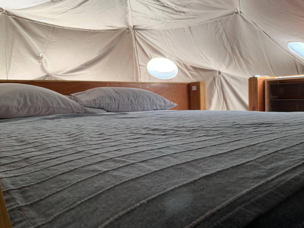 Postel nebo postele na pokoji v ubytování Domescape Glamping