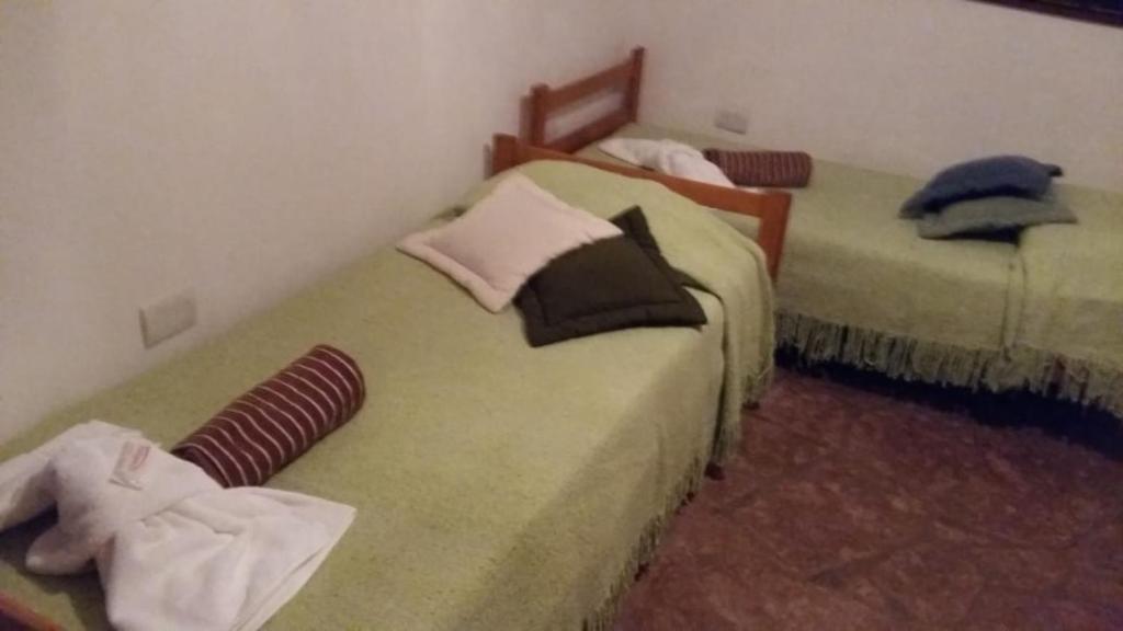 dos camas verdes en una habitación en Unser traum, en Villa General Belgrano