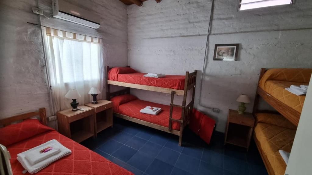 a room with two bunk beds and a window at Hospedaje Guandacol in Guandacol