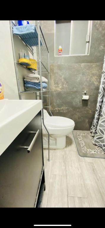 ein Bad mit einem Waschbecken und einem WC. in der Unterkunft AMERICAN CONSULATE 2 MINUTES AWAY in Ciudad Juárez