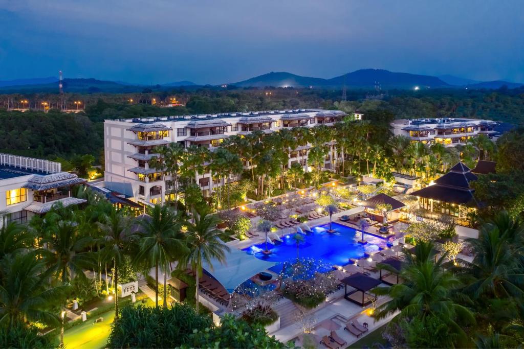 uma vista aérea de um resort à noite em Marriott's Mai Khao Beach - Phuket em Mai Khao Beach