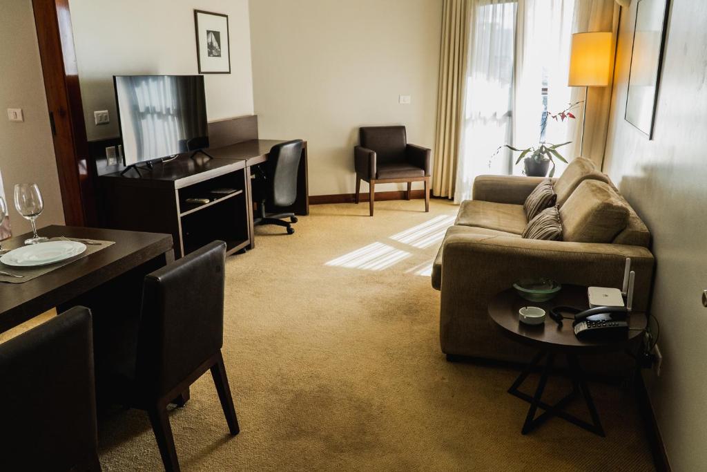 sala de estar con sofá y mesa en Bonaparte Hotel - Excelente Apartamento #1402 en Brasilia