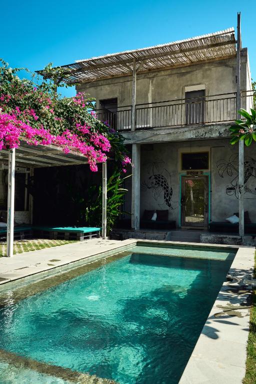 Bazén v ubytování LoTide Surf Camps Lombok nebo v jeho okolí