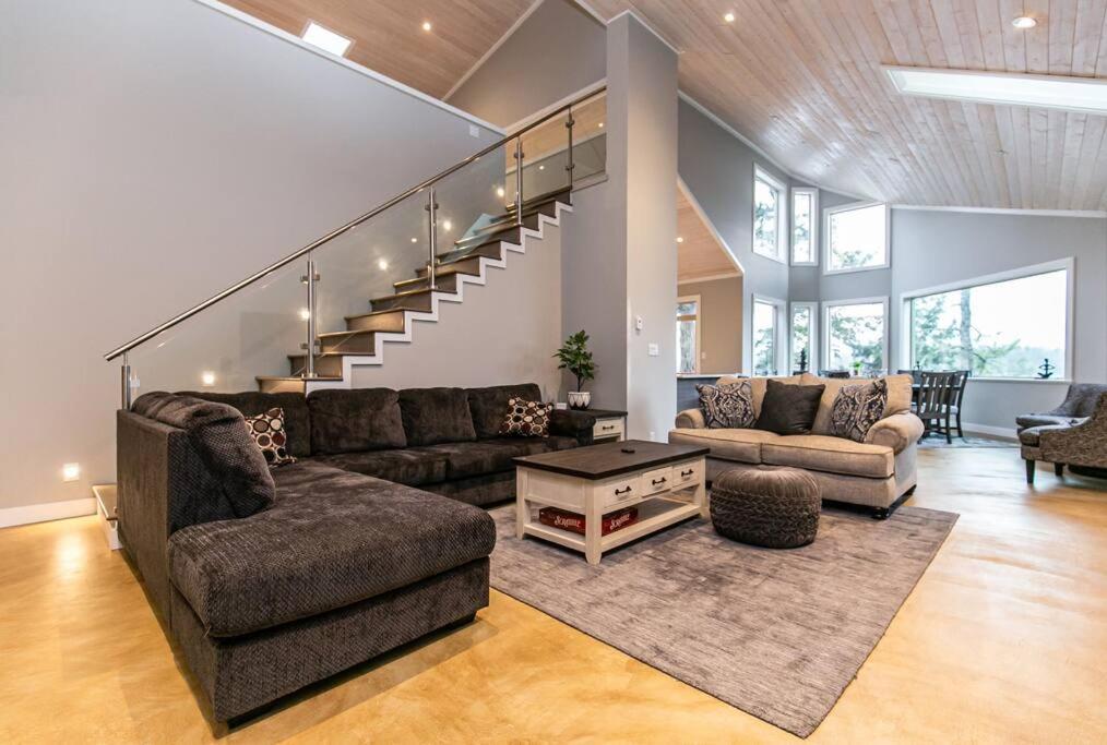 Posezení v ubytování Water Front Home with Private Dock and Hottub