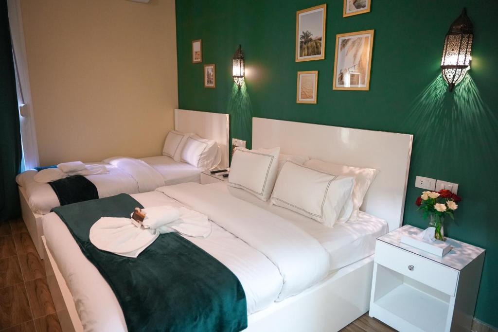 Postel nebo postele na pokoji v ubytování Hathor House