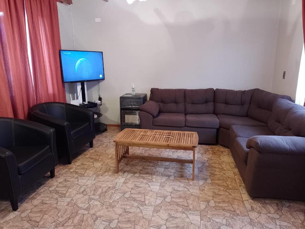 ein Wohnzimmer mit einem Sofa und einem Couchtisch in der Unterkunft Cabañas La Marca in San Pedro de Atacama