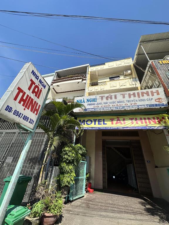 un bâtiment avec un panneau devant lui dans l'établissement BB Tài Thịnh, à Quảng Ngãi