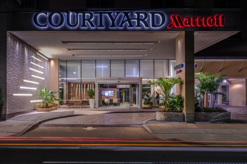 ベセスダにあるCourtyard by Marriott Bethesda Chevy Chaseの中庭のマリオットを読む看板のある建物