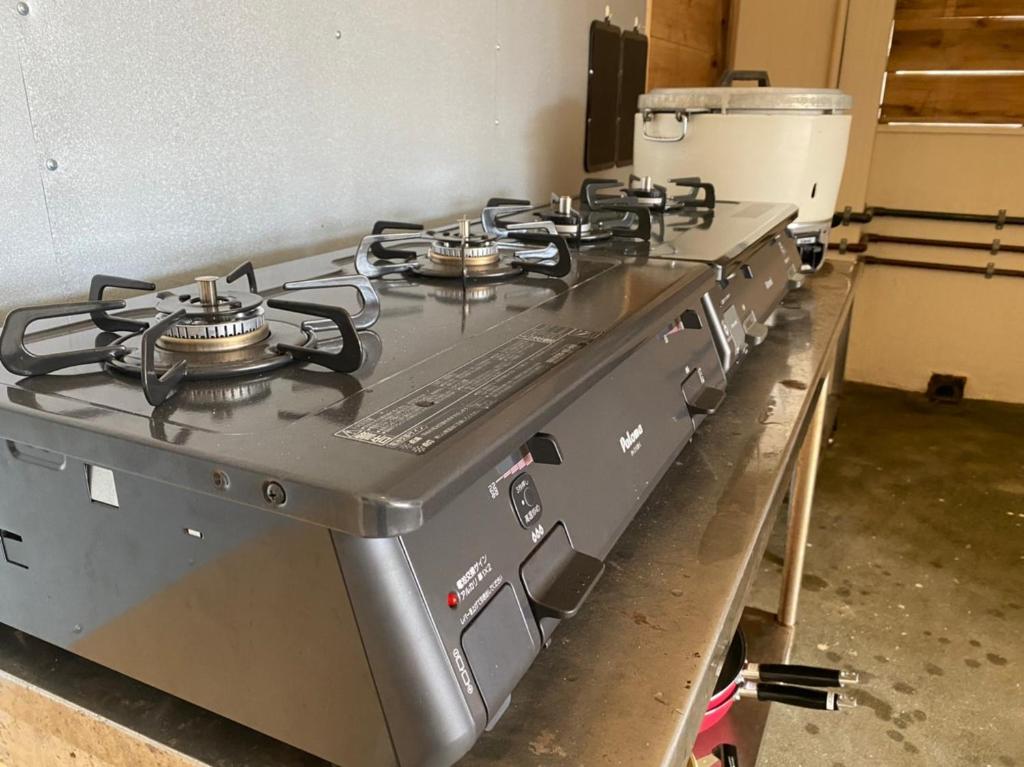 een oven met een kookplaat op een aanrecht bij Shared residence　BAR　DE‘CEBU in Akamine
