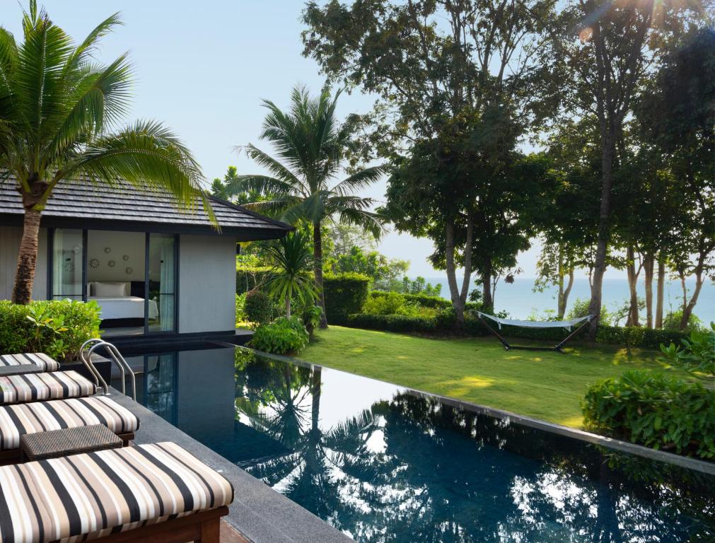 Bazén v ubytování The ShellSea Krabi I Luxury Beach Front Resort & Pool Villa nebo v jeho okolí