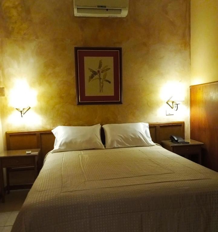 Postel nebo postele na pokoji v ubytování Hotel Bristol Asuncion