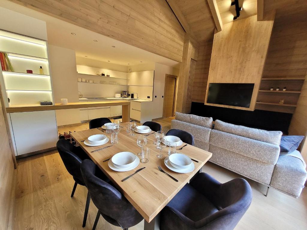 comedor con mesa de madera y sillas en Appartement Les Gets, 3 pièces, 6 personnes - FR-1-598-151, en Les Gets