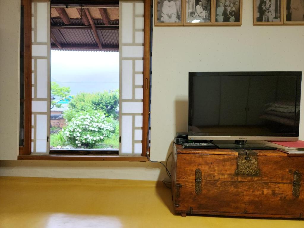 MiryangにあるHanok Soeun Houseの薄型テレビ(木製のチェストの上に座る)