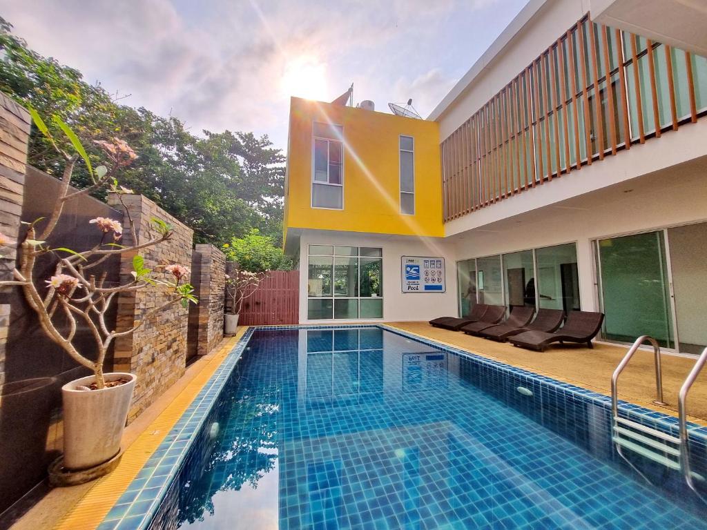 Bazén v ubytování MAR24 Koh Tao Hotel nebo v jeho okolí