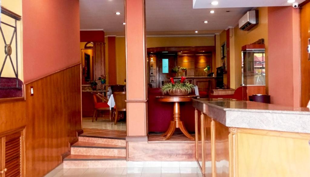 um átrio com um bar e uma sala de jantar em Hotel Bristol Asuncion em Assunção