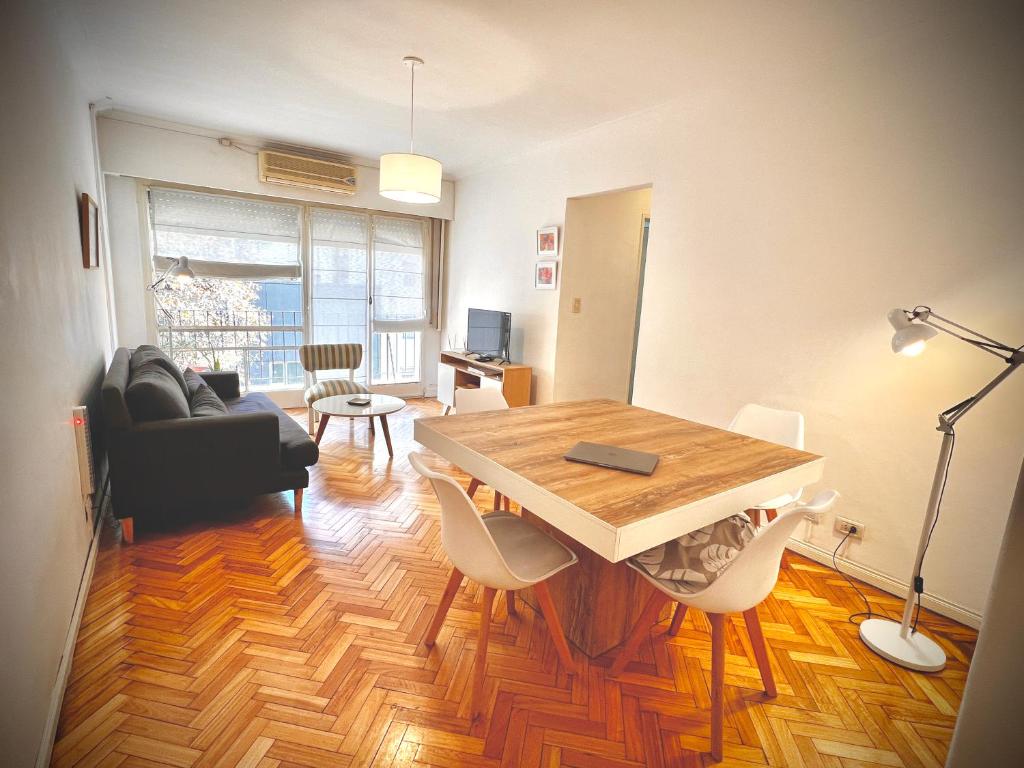 een woonkamer met een tafel en een bank bij Premium Apartments in Barrio Norte by Apartments Bariloche in Buenos Aires