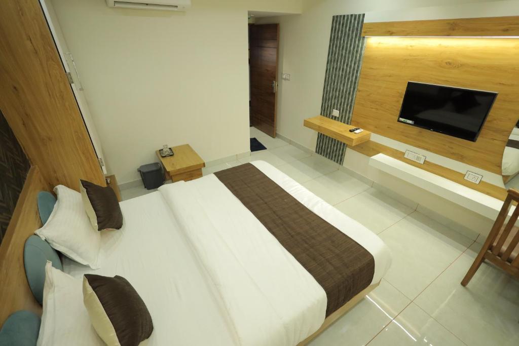 Postel nebo postele na pokoji v ubytování HOTEL RK FORTUNE