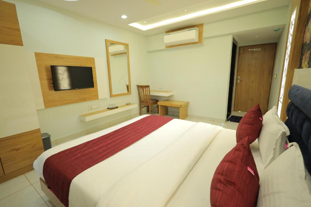 Postel nebo postele na pokoji v ubytování HOTEL RK FORTUNE