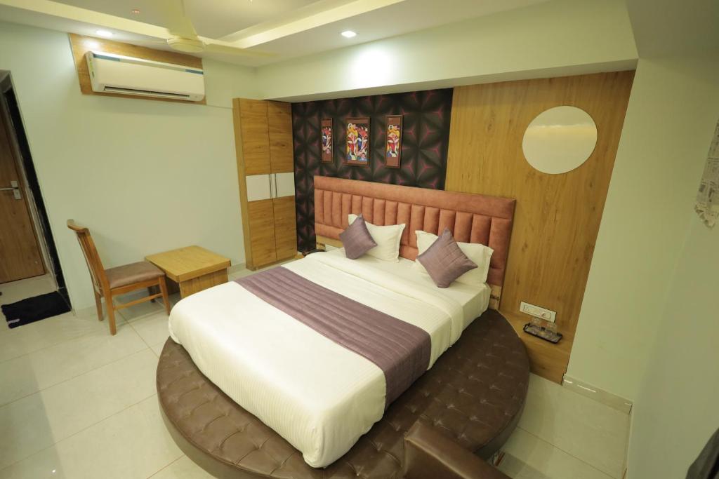 Postel nebo postele na pokoji v ubytování HOTEL RK FORTUNE