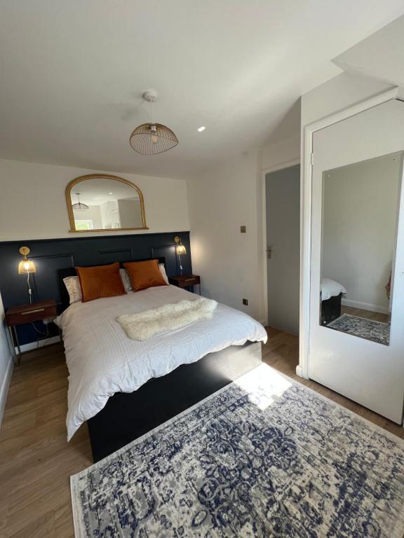Dormitorio con cama con espejo y alfombra en The Raven's Loft by Harry Potter, en Garston
