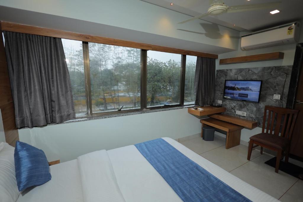 Postel nebo postele na pokoji v ubytování HOTEL RK FORTUNE