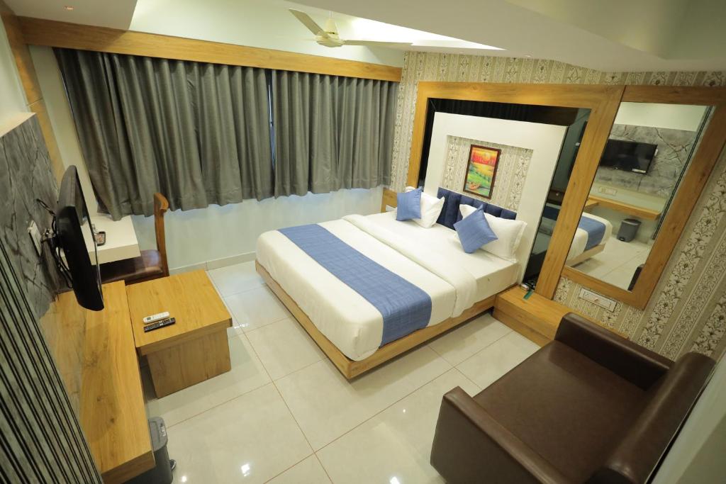 Postel nebo postele na pokoji v ubytování HOTEL RK FORTUNE
