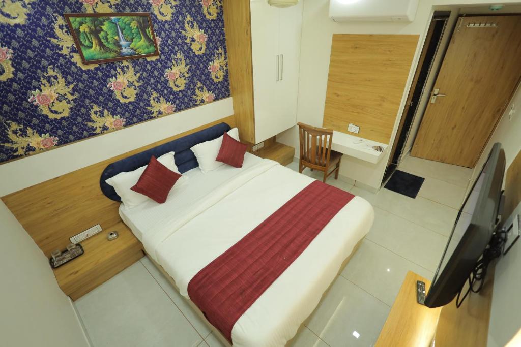 Postel nebo postele na pokoji v ubytování HOTEL RK FORTUNE