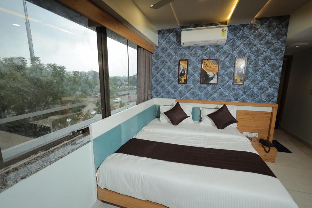 Postel nebo postele na pokoji v ubytování HOTEL RK FORTUNE