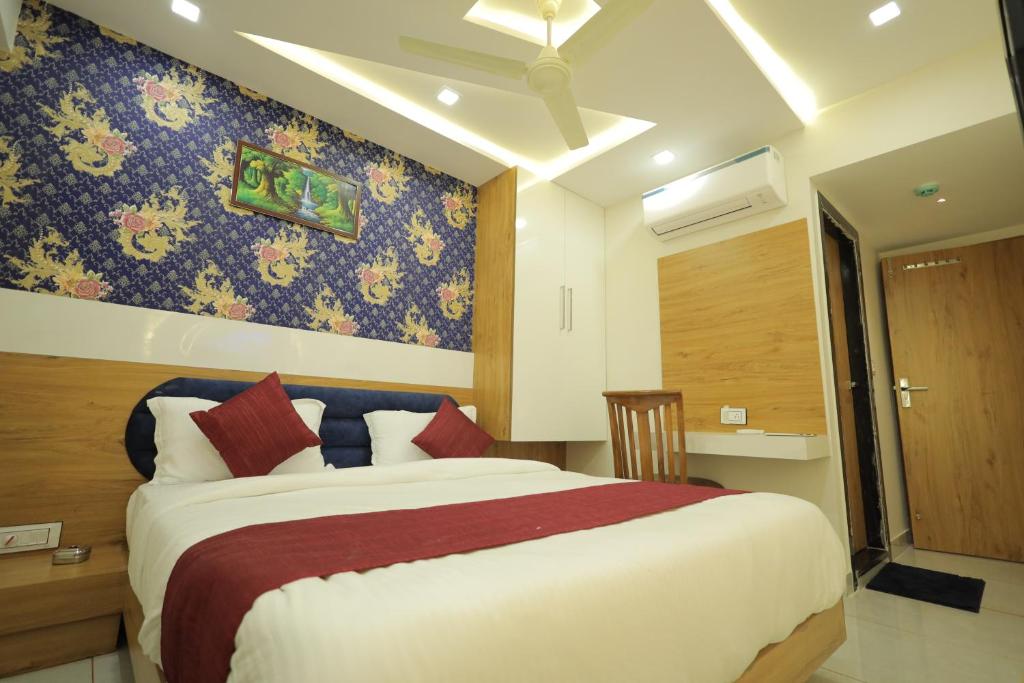 Postel nebo postele na pokoji v ubytování HOTEL RK FORTUNE