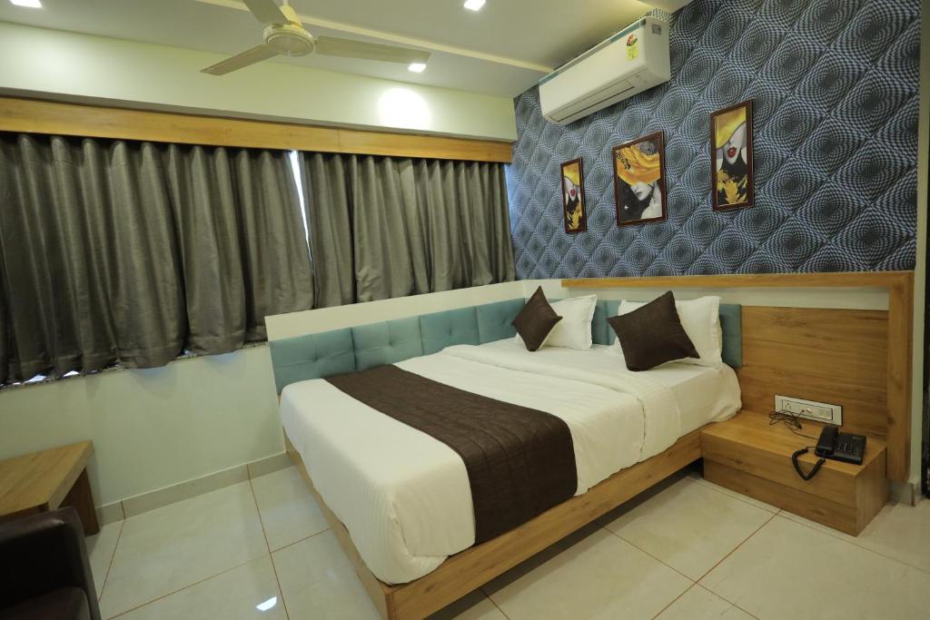 Postel nebo postele na pokoji v ubytování HOTEL RK FORTUNE