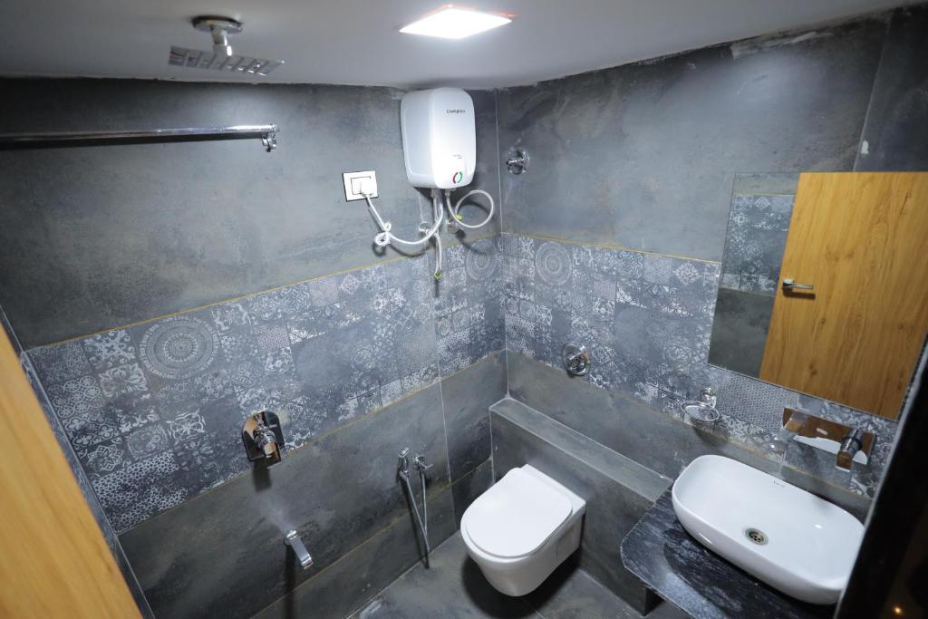 Koupelna v ubytování HOTEL RK FORTUNE