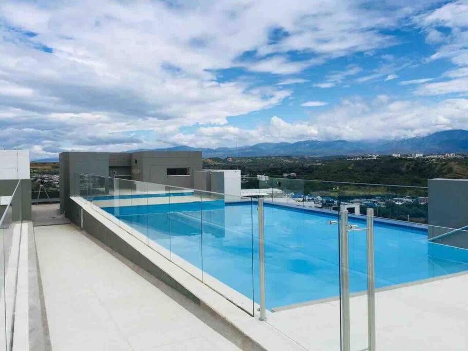 una grande piscina sul tetto di una casa di Apartamento en exclusivo lugar de Neiva a Neiva
